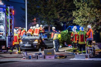Ostfildern-Kemnat: Mehrere Schwerverletzte nach Kreuzungscrash - Feuerwehr befreit Personen - Rettungshubschrauber im Einsatz